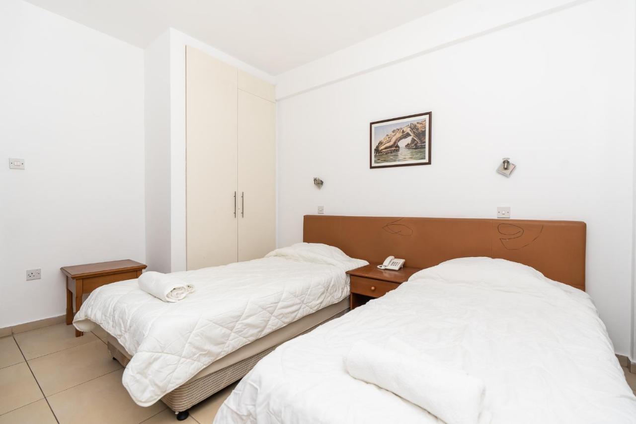 Flora Hotel Apartments โปรทาราส ภายนอก รูปภาพ