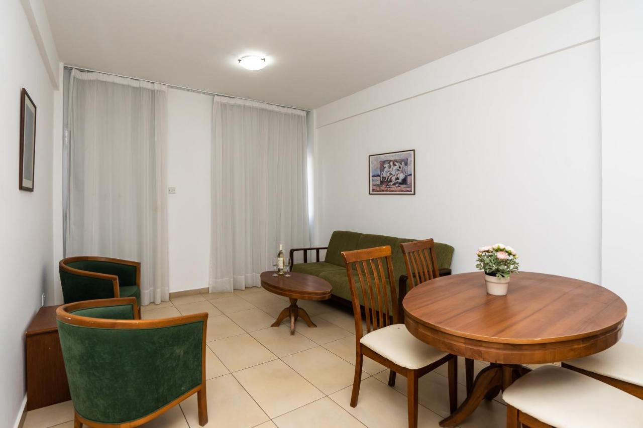 Flora Hotel Apartments โปรทาราส ภายนอก รูปภาพ